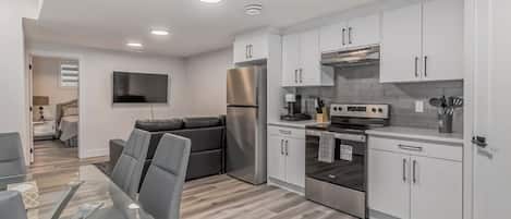 ثلاجة، ميكروويف، فرن، موقد طهي مسطح