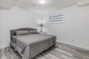 2 bedrooms, iron/ironing board, WiFi, bed sheets - Kozy In Keswick (Suite) (Edmonton)