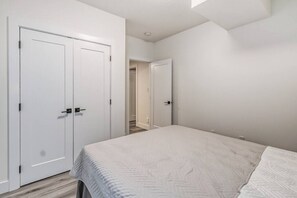 2 bedrooms, iron/ironing board, WiFi, bed sheets - Kozy In Keswick (Suite) (Edmonton)