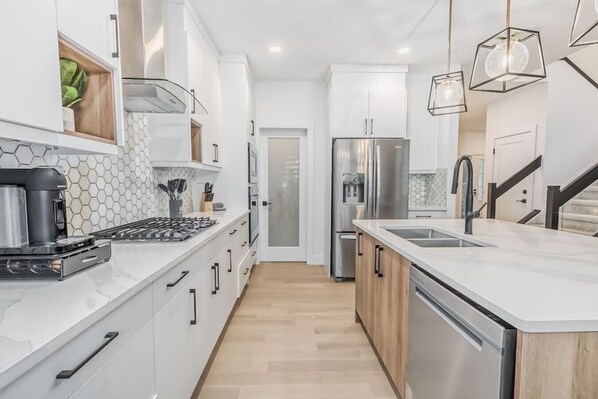 ثلاجة، ميكروويف، فرن، موقد طهي مسطح