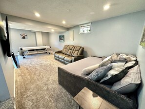 Smart TV, chimenea y libros 