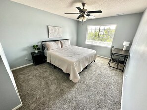 4 habitaciones, escritorio y tabla de planchar con plancha 