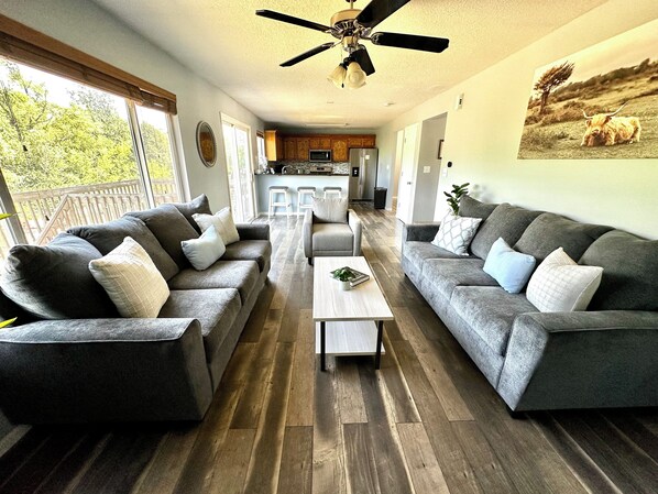 Smart-TV, peis og bøker