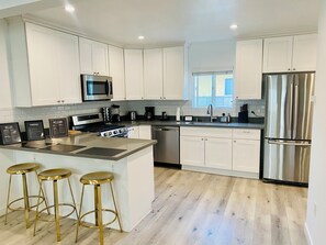 Refrigerador, microondas y parrilla de estufa