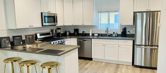 Miracle Mile Chic 1 BR Bungalow Apt + Parking