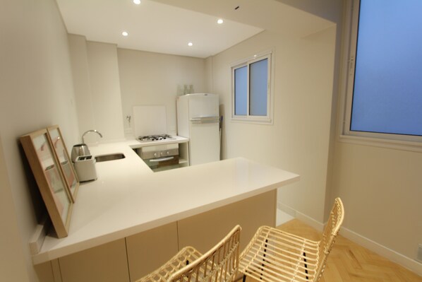 Appartement Ville | Cuisine privée | Réfrigérateur, micro-ondes, four, plaque de cuisson