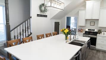 Réfrigérateur, micro-ondes, cafetiÚre/bouilloire