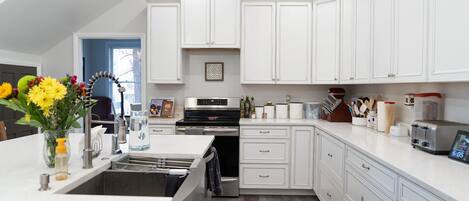 Een koelkast, een magnetron, een koffiezetapparaat/waterkoker