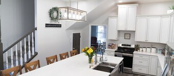 Less than 10 minutes to Zion Nat'l Park Entrance, Newly renovated B&B in quiet town, with private en suite bathroom with e-bikes available for rental.