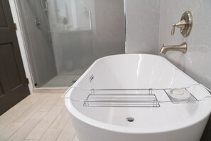 Tina, amenidades de baño ecológicas, secadora de cabello, toallas 