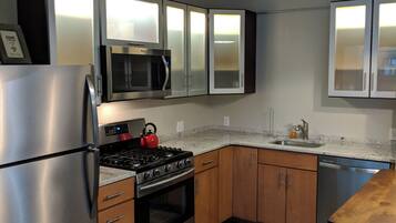 Réfrigérateur, micro-ondes, lave-vaisselle, grille-pain