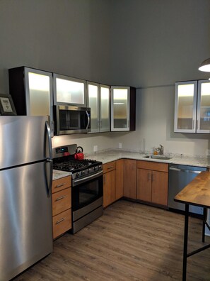 Kühlschrank, Mikrowelle, Geschirrspüler, Toaster