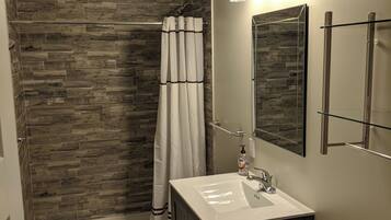 Douche, sèche-cheveux, serviettes fournies, savon