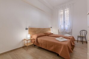 2 habitaciones, tabla de planchar con plancha, wifi y ropa de cama