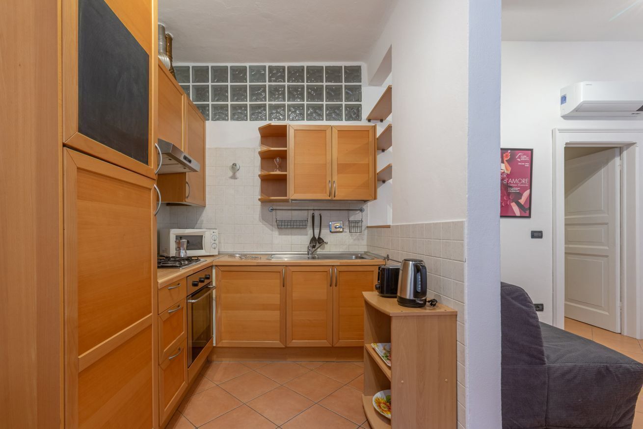 Frigorífico, microondas, placa de cocina y hervidor eléctrico