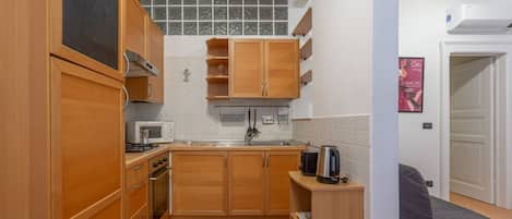 Frigorífico, microondas, placa de cocina y hervidor eléctrico