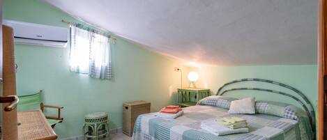 2 bedrooms, iron/ironing board, bed sheets