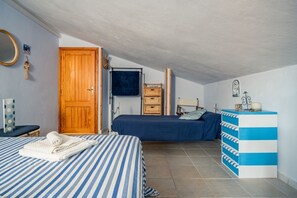 2 slaapkamers, een strijkplank/strijkijzer, beddengoed