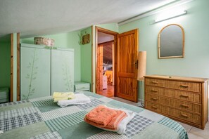 2 bedrooms, iron/ironing board, bed sheets