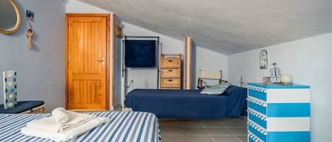 2 quartos, ferros/tábuas de passar roupa, roupa de cama