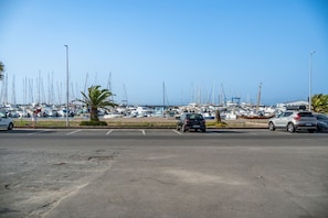 Un port de plaisance avec des bateaux, un parking et un ciel dégagé.