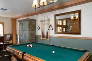 Games room - Holiday for 4 | Prime Location + Exclusive Privacy (Keystone)