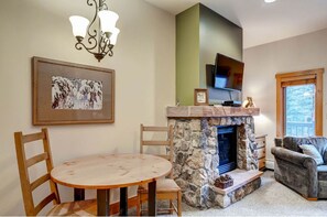 TV, fireplace, DVD player - Escape for 2 | Prime Location + Exclusive Privacy! (Keystone)