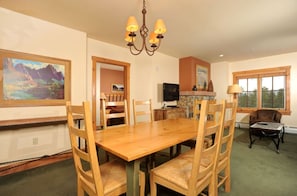 Dining - R&R for 6 | Prime Location + Exclusive Privacy! (Keystone)