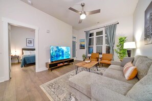 Smart TV - NEW Stylish Getaway Condo- 5 mil to Uptown/3 Smart TV's! (Charlotte)