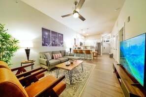 Smart TV - NEW Stylish Getaway Condo- 5 mil to Uptown/3 Smart TV's! (Charlotte)