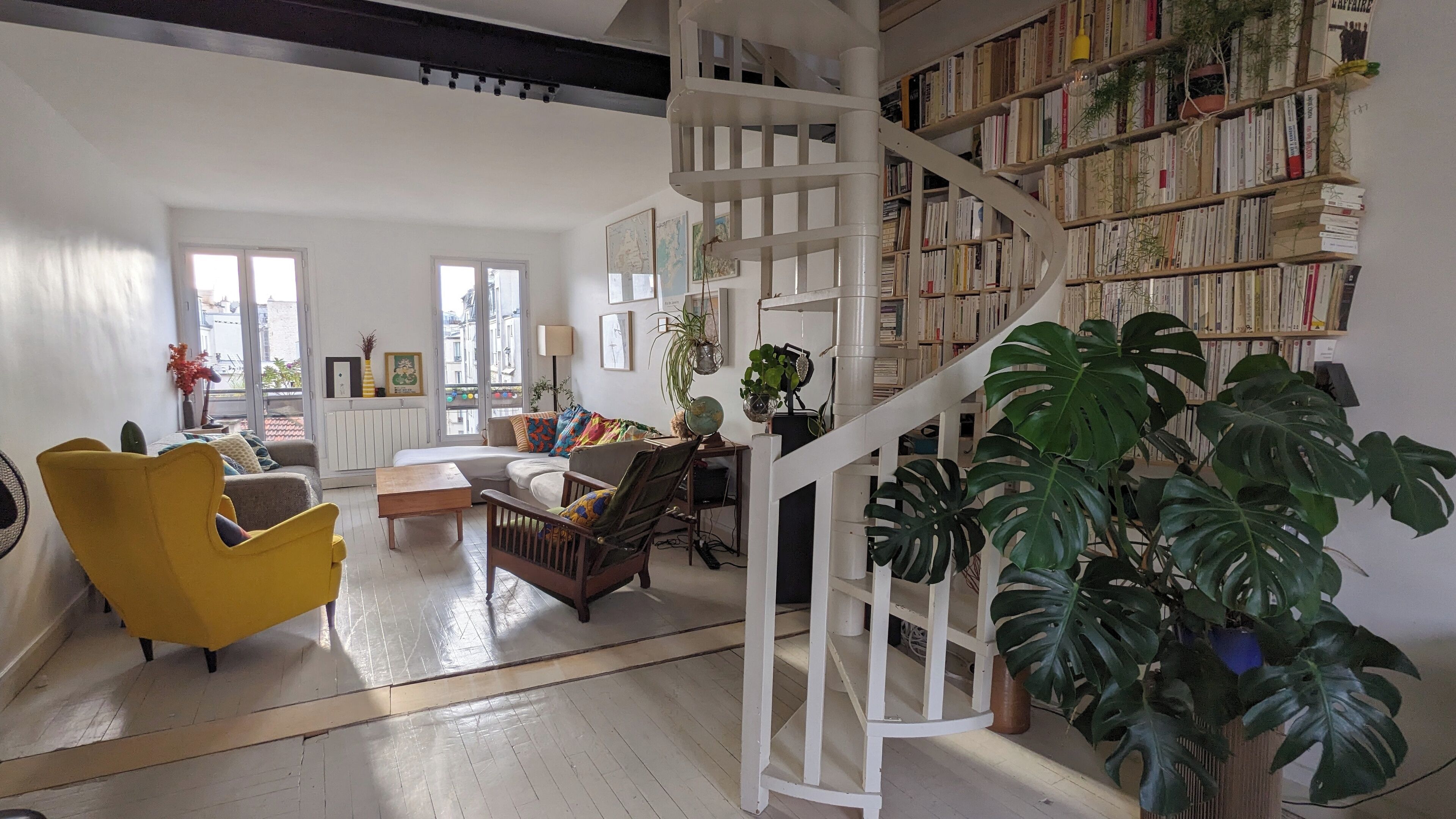 Livres, médiathèque, chaîne hi-fi, écrans d'ordinateur