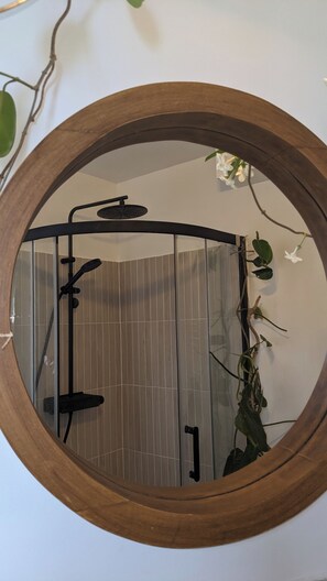 Dusche, Haartrockner, Handtücher, Seife
