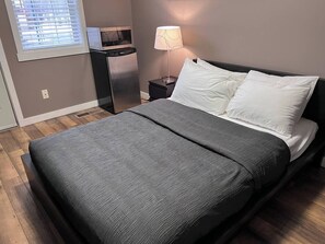 1 bedroom, travel cot, free WiFi, bed sheets - Hotel Style 1 Bedroom & Bathroom (Fernie)