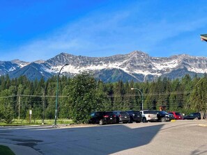 Third-party on-site parking, car recommended - Hotel Style 1 Bedroom & Bathroom (Fernie)