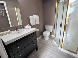 Shower, hair dryer, towels - Hotel Style 1 Bedroom & Bathroom (Fernie)
