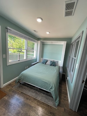 3 bedrooms, WiFi, bed sheets - The Ice House (Shipshewana)