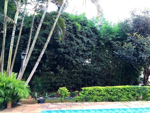 Leisure area, accommodation with swimming pool and barbecue. Close to the subway and SPExpo