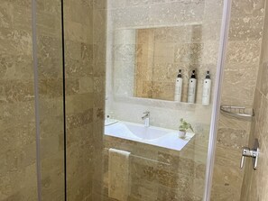 Dutxa, capçal de dutxa tipus cascada, assecador de cabells i tovalloles 