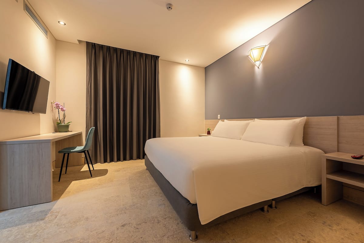 Seprai premium, selimut bulu angsa, bantalan ekstra lembut, dan minibar