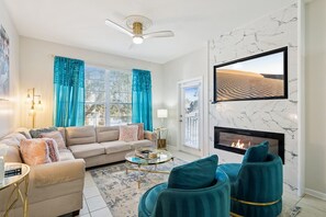 Smart TV, chimenea y libros