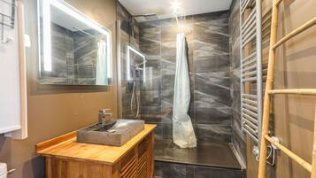 Dusch, handdukar, tvÄl och schampo