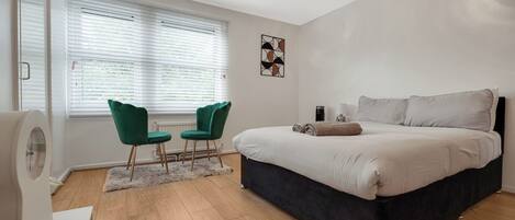 1 habitación, tabla de planchar con plancha, wifi gratis y ropa de cama