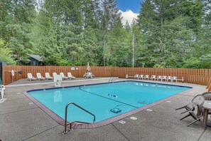 Outdoor pool - Mt. Hood Alpine Chalet w/ hot tub, kid & dog friendly (Rhododendron)