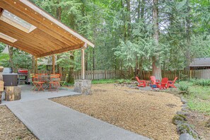 Outdoor dining - Mt. Hood Alpine Chalet w/ hot tub, kid & dog friendly (Rhododendron)