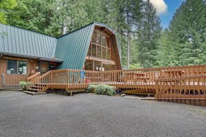 Exterior - Mt. Hood Alpine Chalet w/ hot tub, kid & dog friendly (Rhododendron)