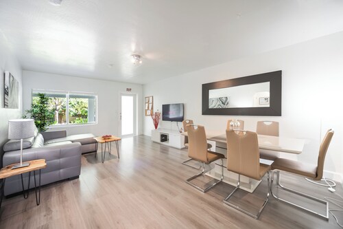 Vacation in Style & Comfort! Hollywood Easy Living