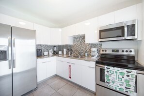 Private kitchen - Vacation in Style & Comfort! Hollywood Easy Living (Hollywood)