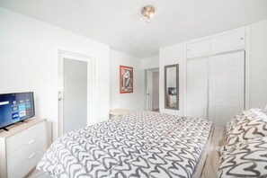 2 bedrooms, iron/ironing board, WiFi, bed sheets - Vacation in Style & Comfort! Hollywood Easy Living (Hollywood)