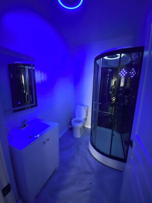 Shower, hair dryer, towels, soap - Luxury apartment near Old Orchard Beach (Biddeford)