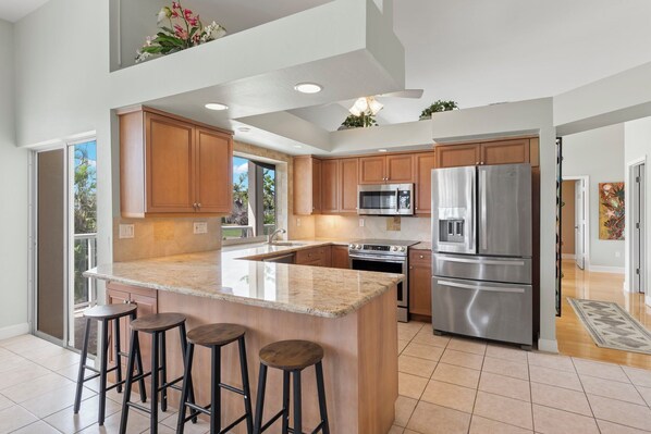 Fridge, microwave, oven, stovetop - Beautiful golf course home overlooking the greens and walking distance to the beach NEW! (Sanibel)